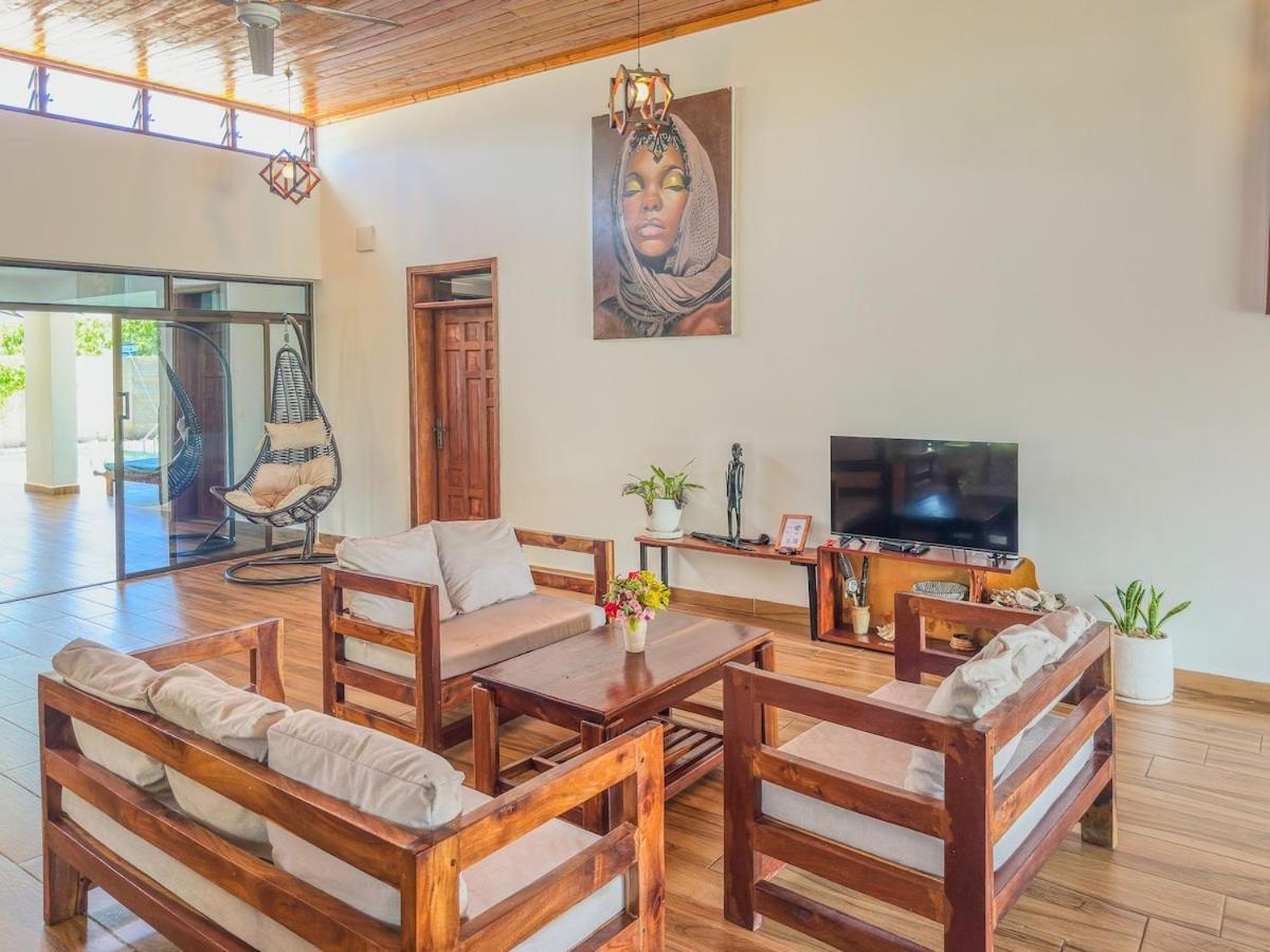 Private Backdoor Villa With Big Swimming Pool And Services Of Chef Included ディアニ・ビーチ エクステリア 写真